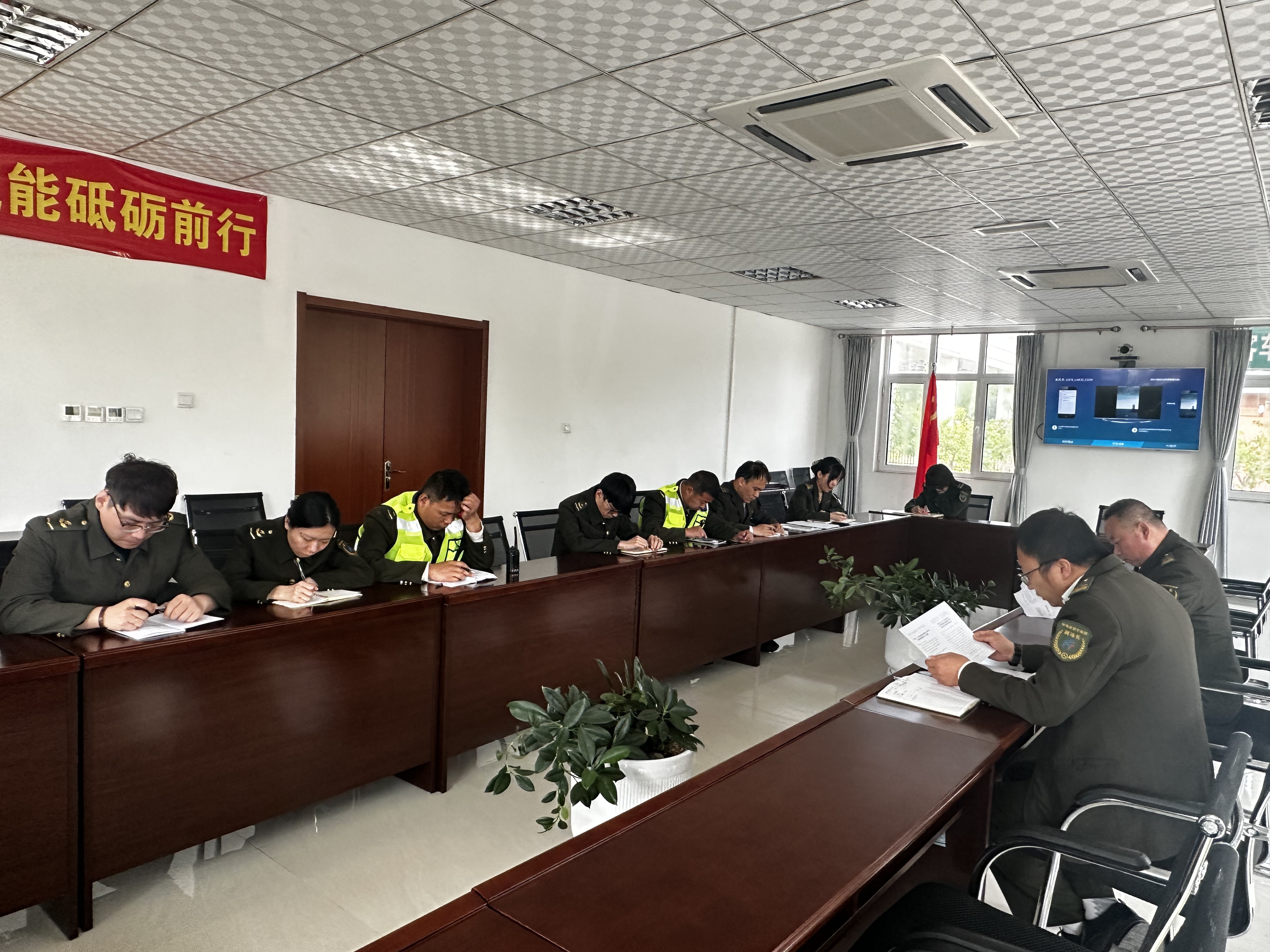 内丘北收费站召开“五四青年节·降本增效当先锋”主题实践活动部署会.jpg