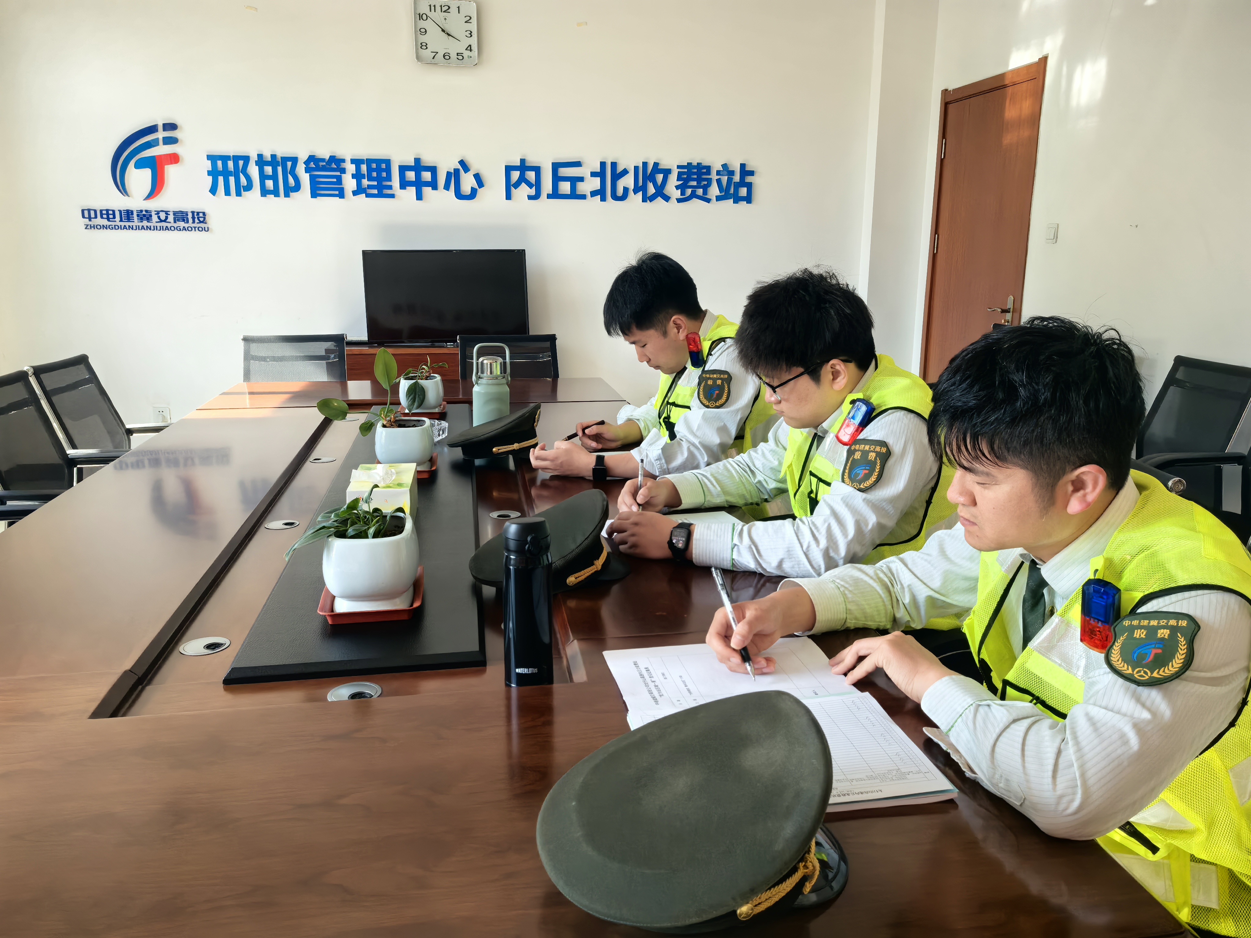 传承五四薪火 锤炼过硬本领 内丘北收费站开展青年经验交流活动 .jpg 传承五四薪火 锤炼过硬本领 内丘北收费站开展青年经验交流活动 .jpg